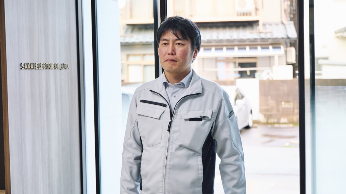 勤務時間は8時15分から17時15分です。子どもを送り出し、戸締り確認をしてから車で出発。8時頃に会社へ到着します。